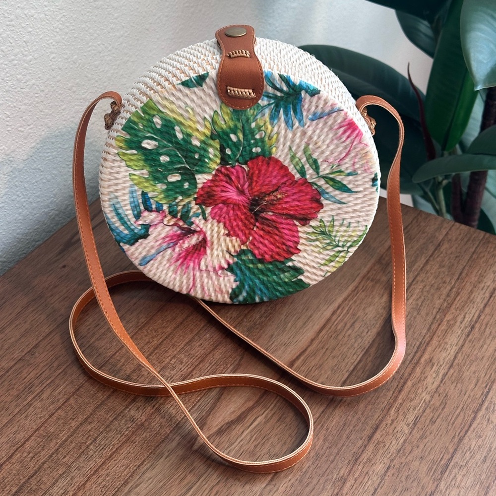 NWOT - Tropical Round Floral Straw Crossbody Bag with Pink Hibiscus Print - Picture 3 of 10